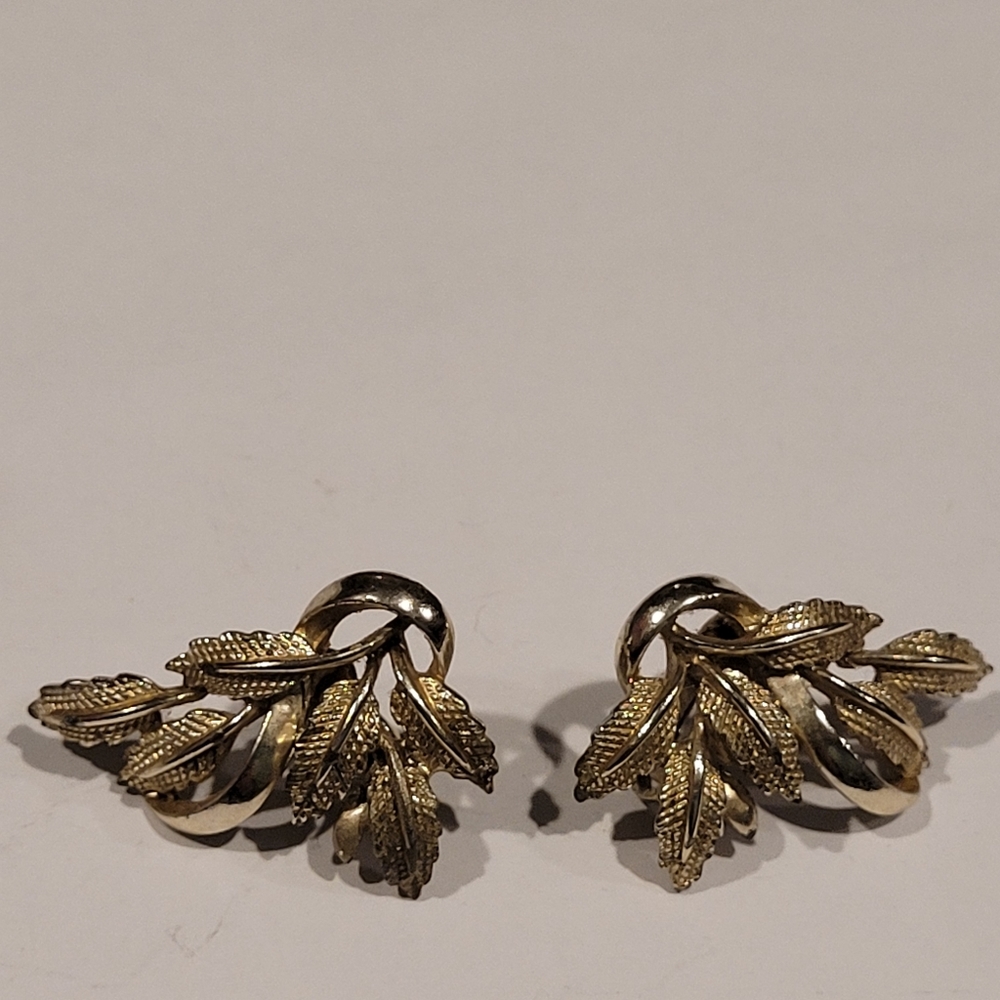 Vintage coro Silver Tone Leaf Design Earrings Clip On
